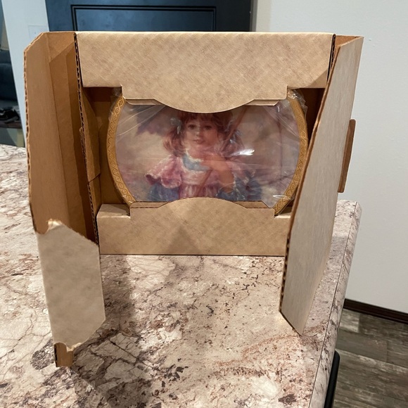 Collectors Plate “KATRINA” Spring Flower Series - Picture 5 of 6